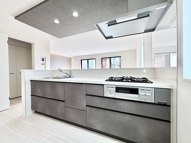 広々とした使い勝手の良いキッチンで日々のお料理も楽しくなりそう