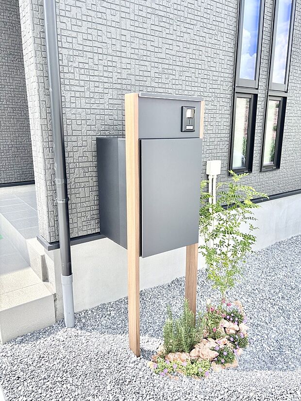 表札・インターホン・ポスト・宅配ＢＯＸをひとつに集約。エントランスになじむシンプルデザイン。