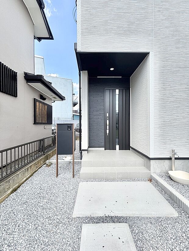大切な家族、来客を出迎える玄関。玄関前は屋根付きで雨が降っていても濡れにくいです。