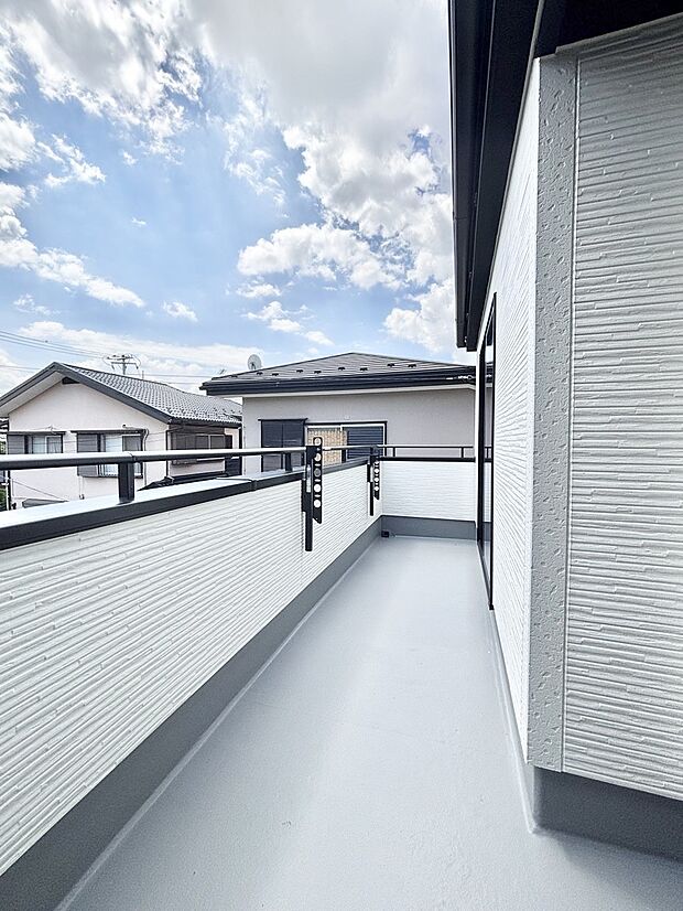 居室を通らず廊下から出られるバルコニー。毎日の洗濯物干しもスムーズ。