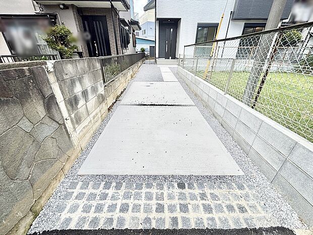 2台駐車可!ご家族みんなの自転車も置ける広々カースペース。