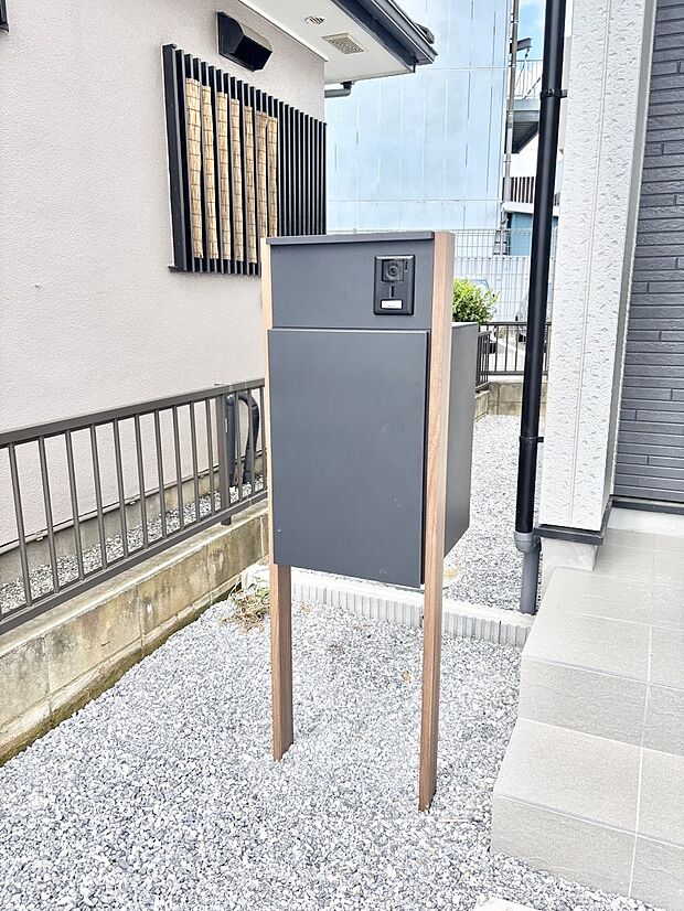 表札・インターホン・ポストをひとつに集約。エントランスになじむシンプルデザイン。