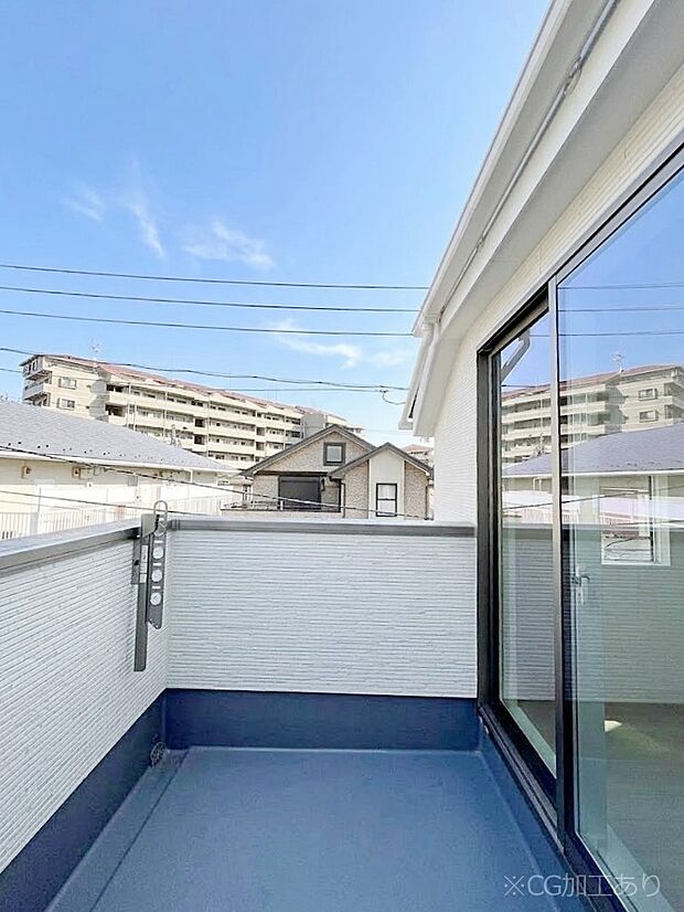暖かな陽光が降り注ぐバルコニーはお洗濯におすすめ。爽やかな風も心地よいです。 