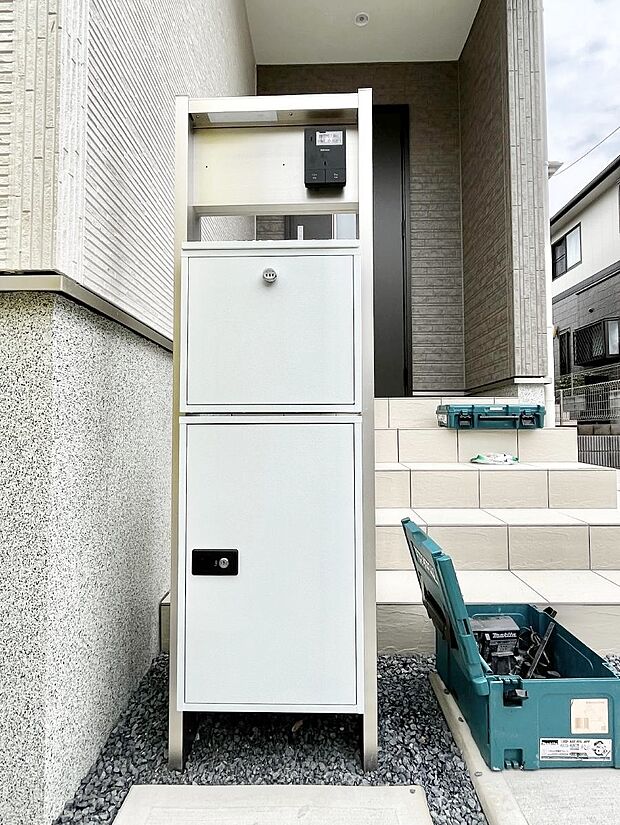 表札・インターホン・ポスト・宅配ＢＯＸをひとつに集約。エントランスになじむシンプルデザイン。