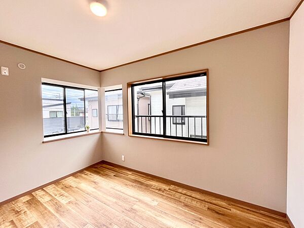 2面採光で気持ちよく自然光が取り入れられるのでお子様のお部屋にもピッタリ