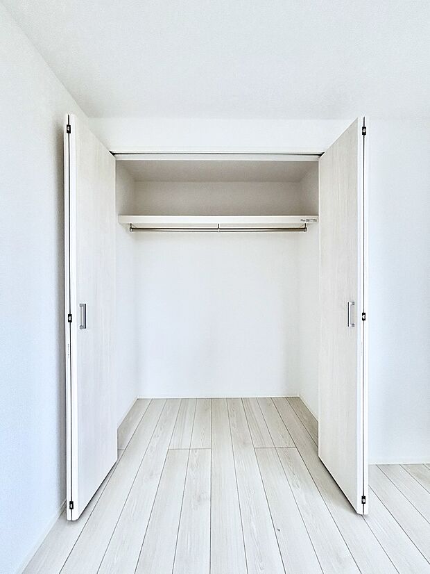 洋室のクローゼット。奥行きがあるので厚手の衣類もすっきり収まります。