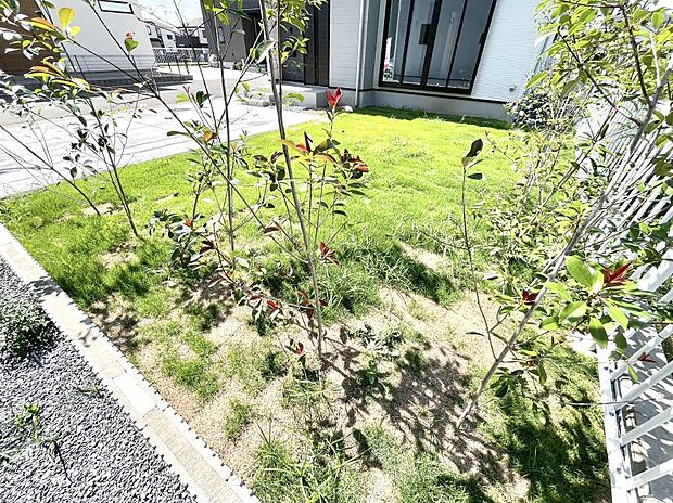 プランターを並べて季節のお花を楽しめるお庭付き。