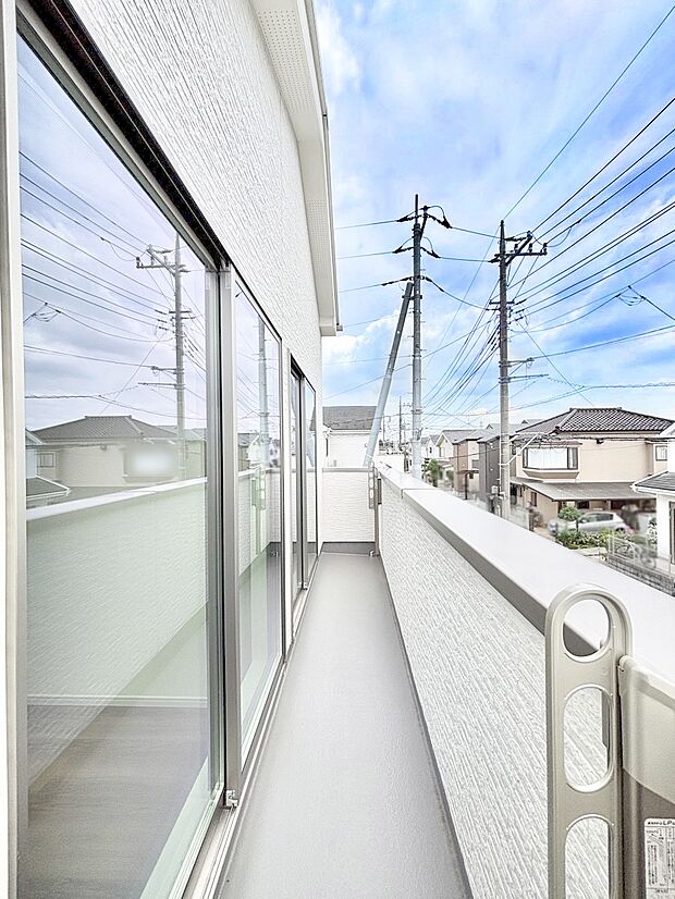 2部屋から出入りできるバルコニーで毎日のお洗濯やお布団干しもラクラク快適に！