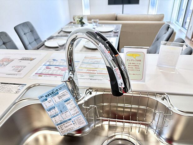 センサーに手をかざすだけで吐水/止水ができるタッチレス水栓。