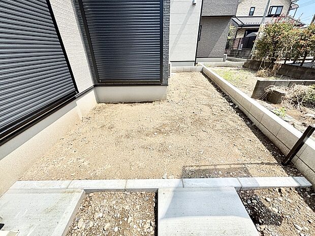 ガーデニングや家庭菜園も楽しめるお庭付き。