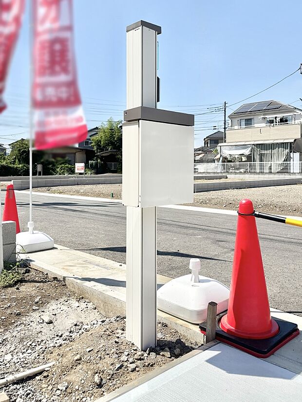 表札・インターホン・ポストをひとつに集約。エントランスになじむシンプルデザイン。