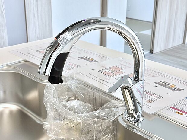 センサーに手をかざすだけで吐水／止水ができるタッチレス水栓。浄水器付き。