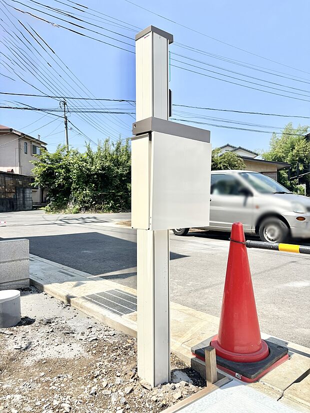 表札・インターホン・ポストをひとつに集約。エントランスになじむシンプルデザイン。
