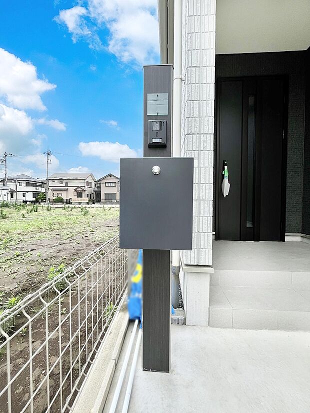 表札・インターホン・ポストをひとつに集約。エントランスになじむシンプルデザイン。
