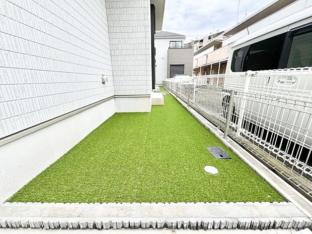 ガーデニングや家庭菜園も楽しめるお庭付き。