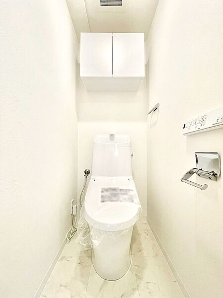 明るく清潔感のあるトイレです。