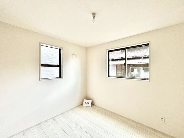 2面採光で気持ちよく自然光が取り入れられるのでお子様のお部屋にもピッタリ