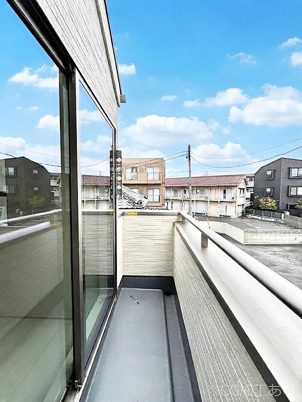 暖かな陽光が降り注ぐバルコニーはお洗濯におすすめ。爽やかな風も心地よいです。