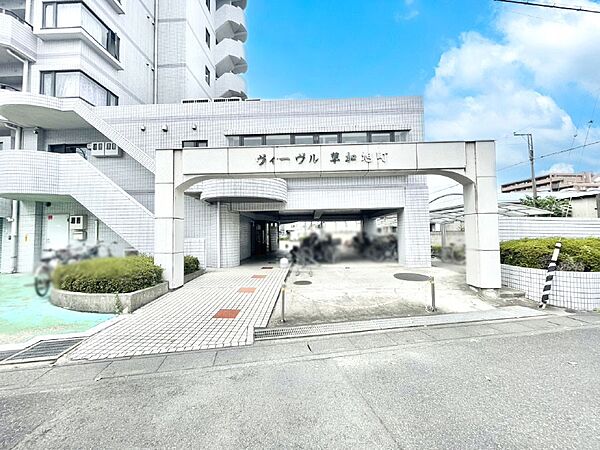 外観 綺麗なエントランスは、居住者を優しく迎えいれてくれます
