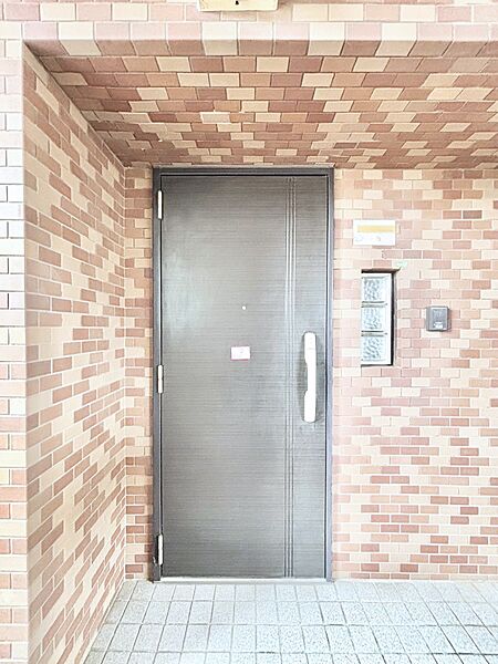 シンプルで落ち着いた雰囲気の玄関周り