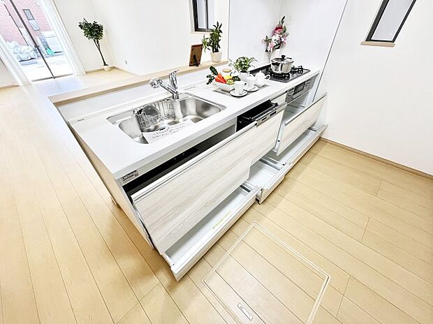 キッチンにはパントリー！食材のストックはもちろん、日用品の収納など使い方はいろいろ！