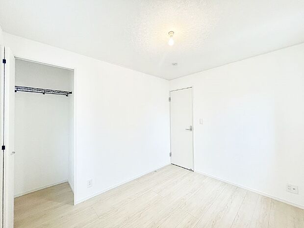 お子さまのお部屋としても!衣類の整理整頓に便利なクローゼット付きの洋室。