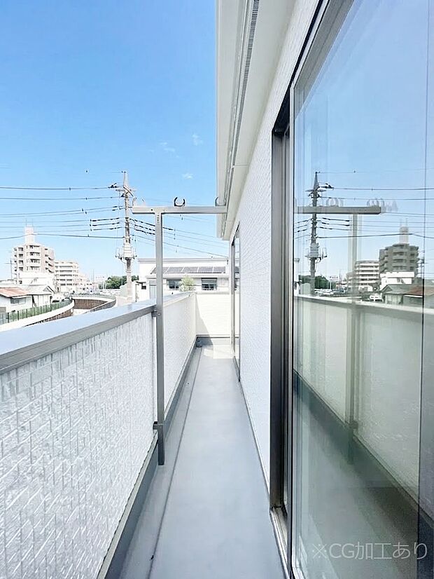 暖かな陽光が降り注ぐバルコニーはお洗濯におすすめ。爽やかな風も心地よいです。