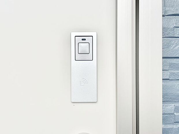 ボタンを押してかざすだけ!玄関ドアは電子キー仕様です。