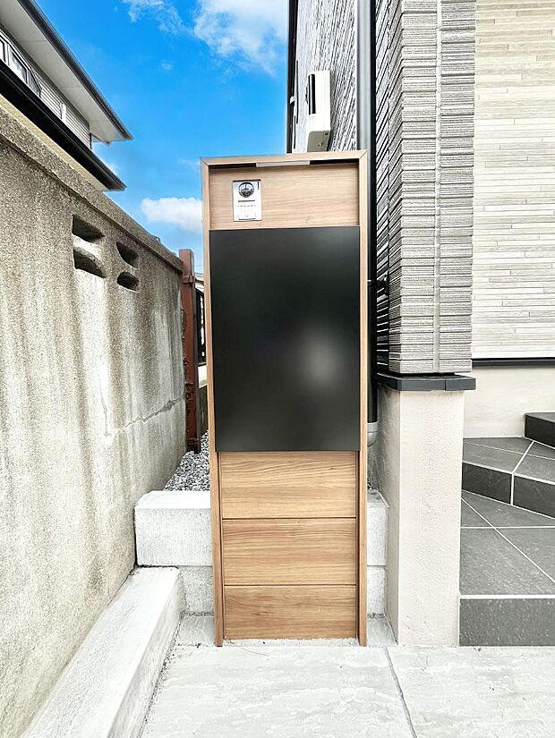 シンプルデザインのポスト。