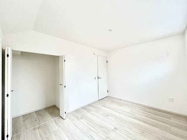 お子さまのお部屋としても！衣類の整理整頓に便利なクローゼット付きの洋室。