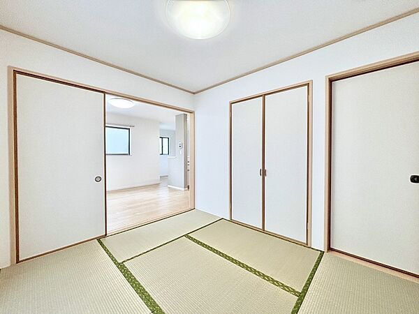 リビングと隣り合っている和室。ほっと一息できる和の空間も忘れずに。