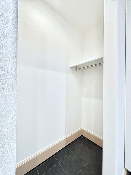 シューズインクローク付き！雨具やベビーカーも置けます。