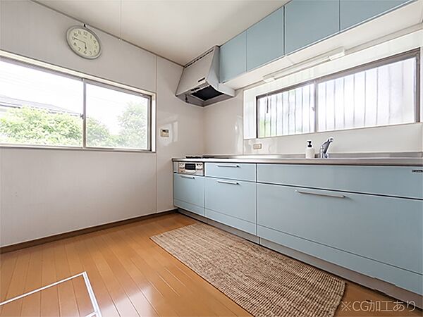 爽やかな風が通り抜けるキッチン。窓があるので明るく換気にも役立ちます。