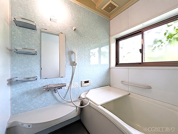 窓からの採光が心地よい、爽やかなバスルーム！換気もしやすいですね！