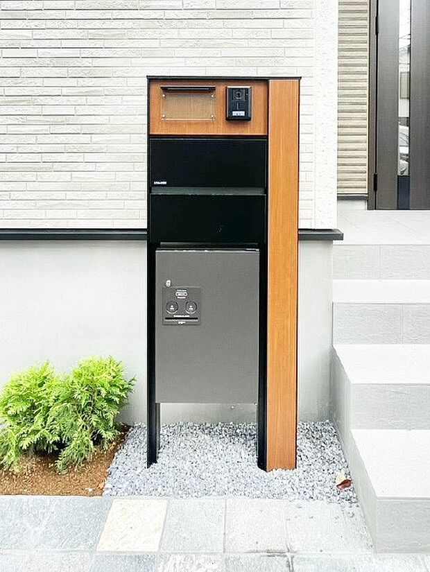 表札・インターホン・ポスト・宅配BOXをひとつに集約。エントランスになじむシンプルデザイン。