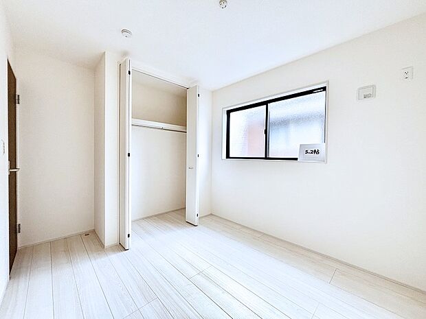 お子さまのお部屋としても!衣類の整理整頓に便利なクローゼット付きの洋室。