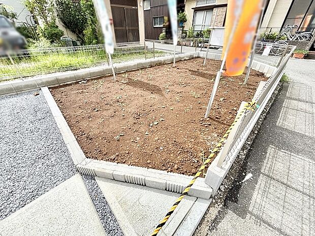 ガーデニングや家庭菜園も楽しめるお庭付き。