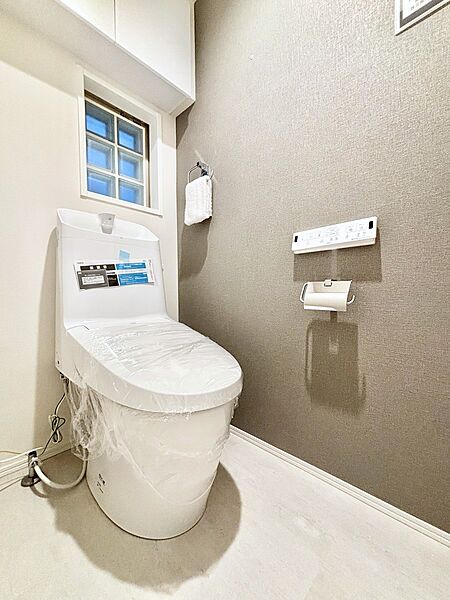 明るく清潔感のあるトイレです。