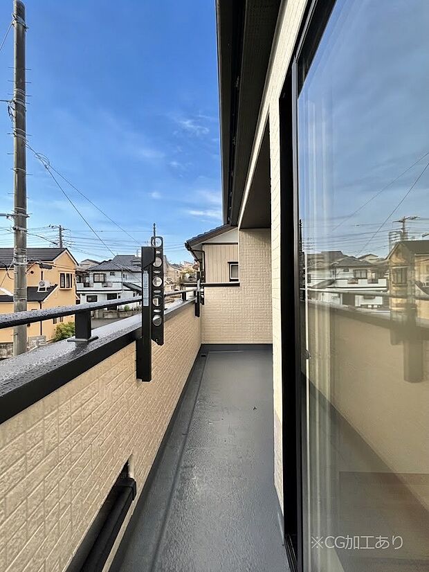 暖かな陽光が降り注ぐバルコニーはお洗濯におすすめ。爽やかな風も心地よいです。 