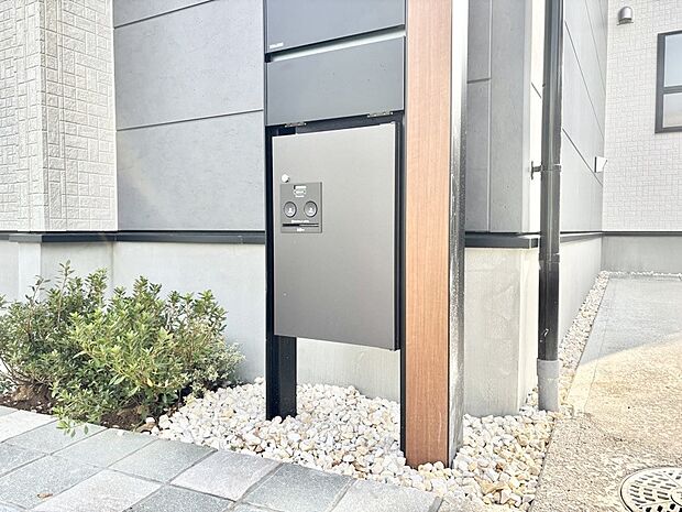 外観「宅配ボックス」　時間を気にせず宅配物をいつでも安全に受け取れます。 