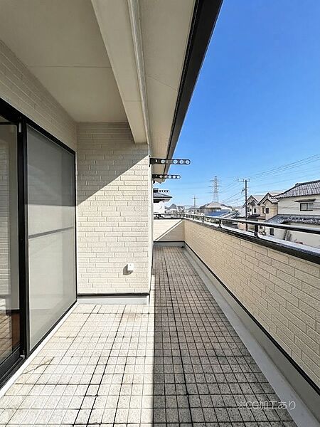 暖かな陽光が降り注ぐバルコニーはお洗濯におすすめ。爽やかな風も心地よいです。