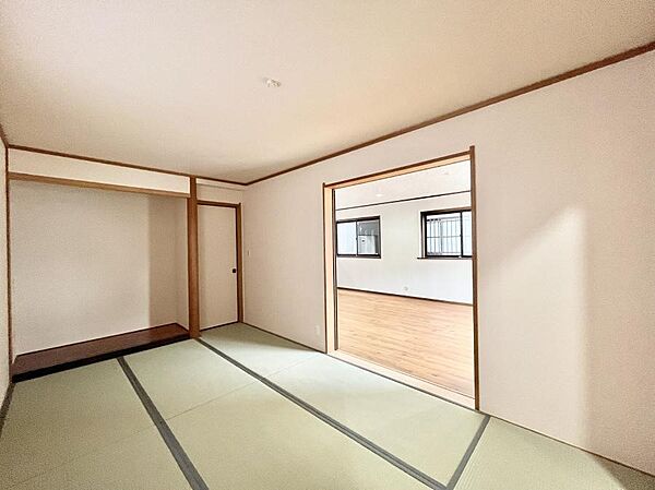リビングと隣り合っている和室。ほっと一息できる和の空間も忘れずに。