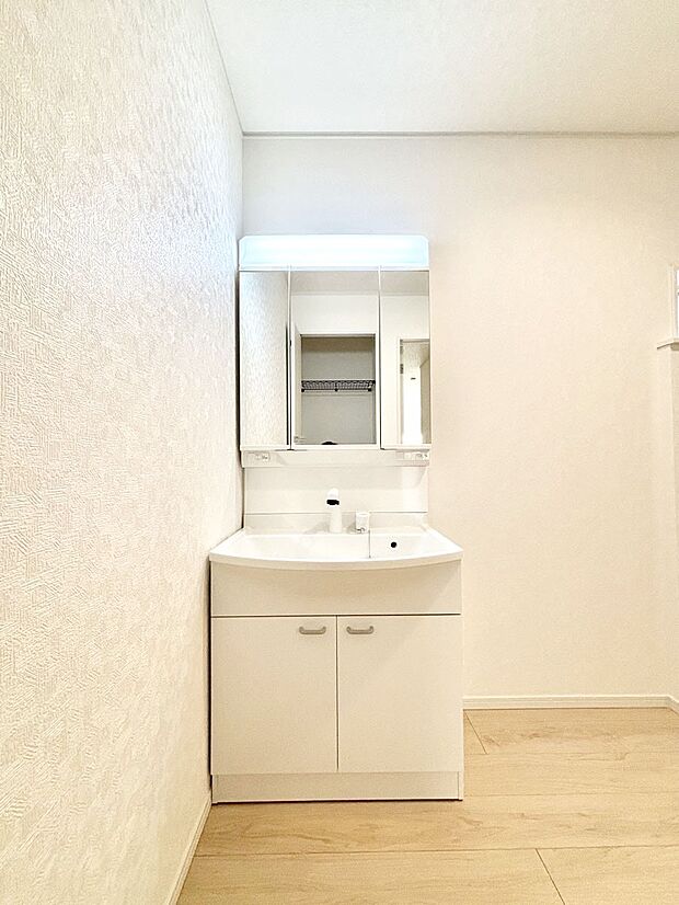 大きく見やすい三面鏡で清潔感ある洗面台は、身だしなみチェックや肌のお手入れにおすすめです。