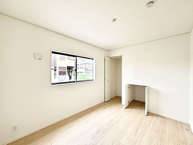 お子さまのお部屋としても！衣類の整理整頓に便利なクローゼット付きの洋室。