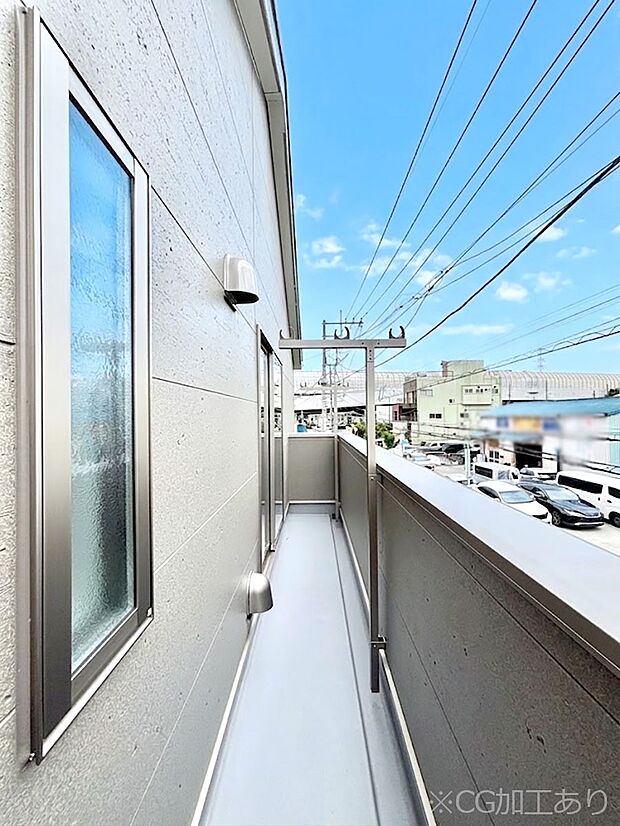 暖かな陽光が降り注ぐバルコニーはお洗濯におすすめ。爽やかな風も心地よいです。 