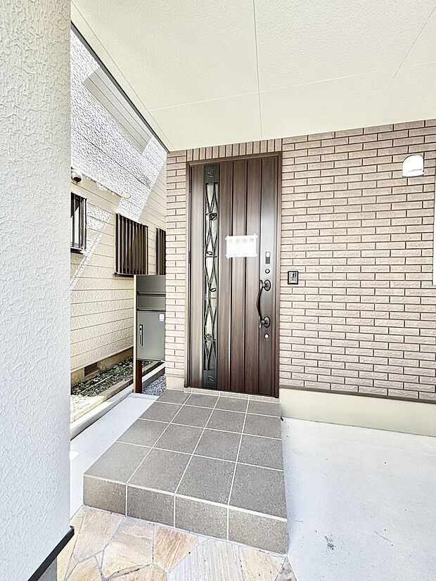 大切な家族、来客を出迎える玄関。玄関前は屋根付きで雨が降っていても濡れにくいです。