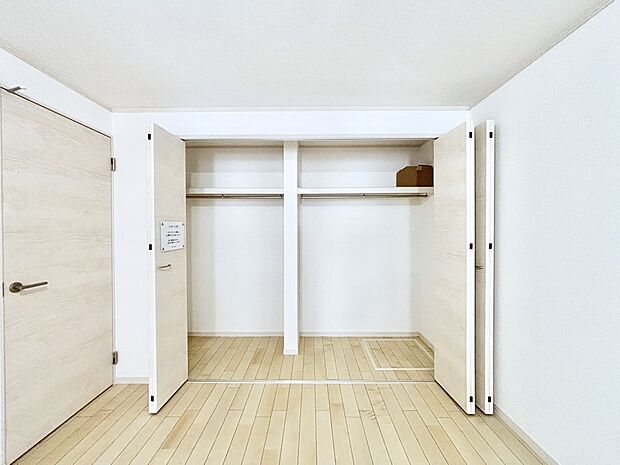 洋室のクローゼット。奥行きがあるので厚手の衣類もすっきり収まります。