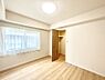 子供部屋：お子さまのお部屋としても！衣類の整理整頓に便利なクローゼット付きの洋室。