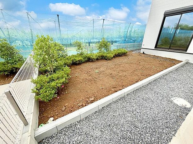 ガーデニングや家庭菜園も楽しめるお庭付き。