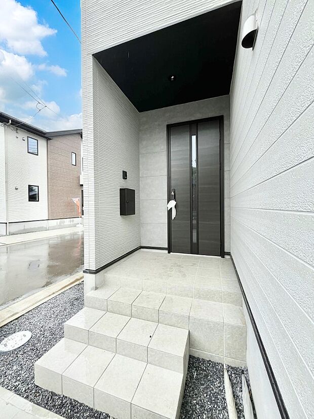 大切な家族、来客を出迎える玄関。玄関前は屋根付きで雨が降っていても濡れにくいです。